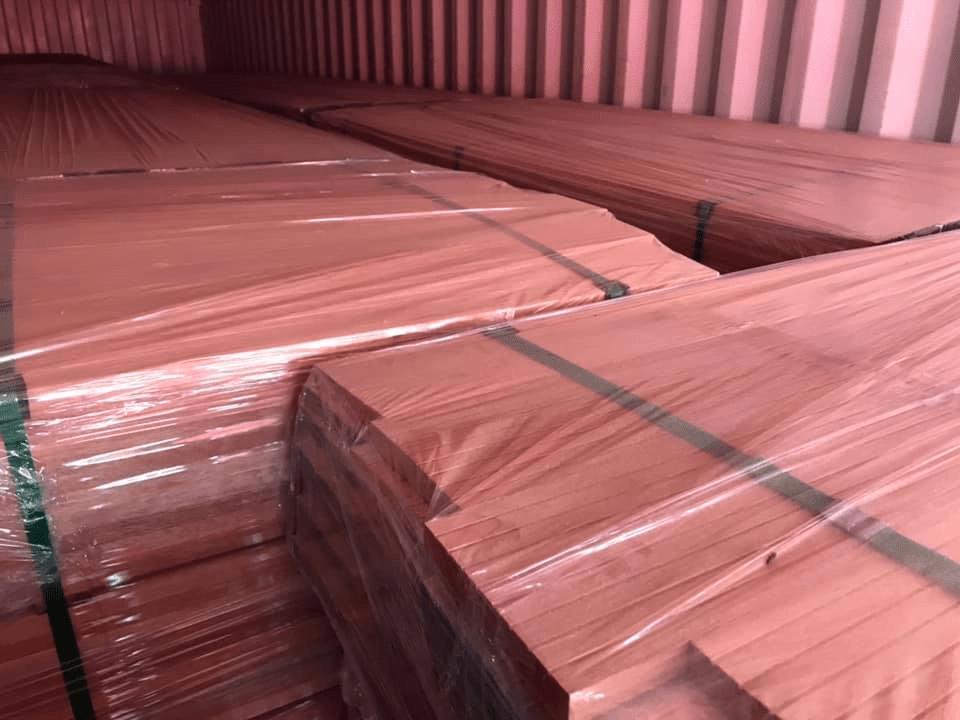 Gỗ đỏ Meranti thích hợp làm nhà yến vì có đặc tính mềm, không mùi