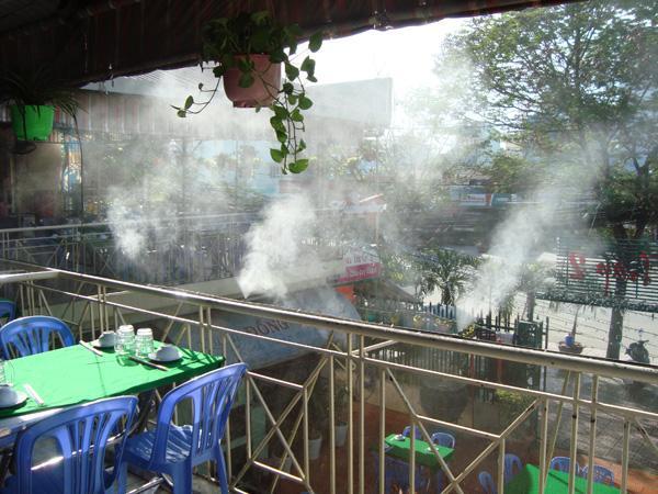 Hệ thống phun sương được lắp đặt làm mát quán cafe