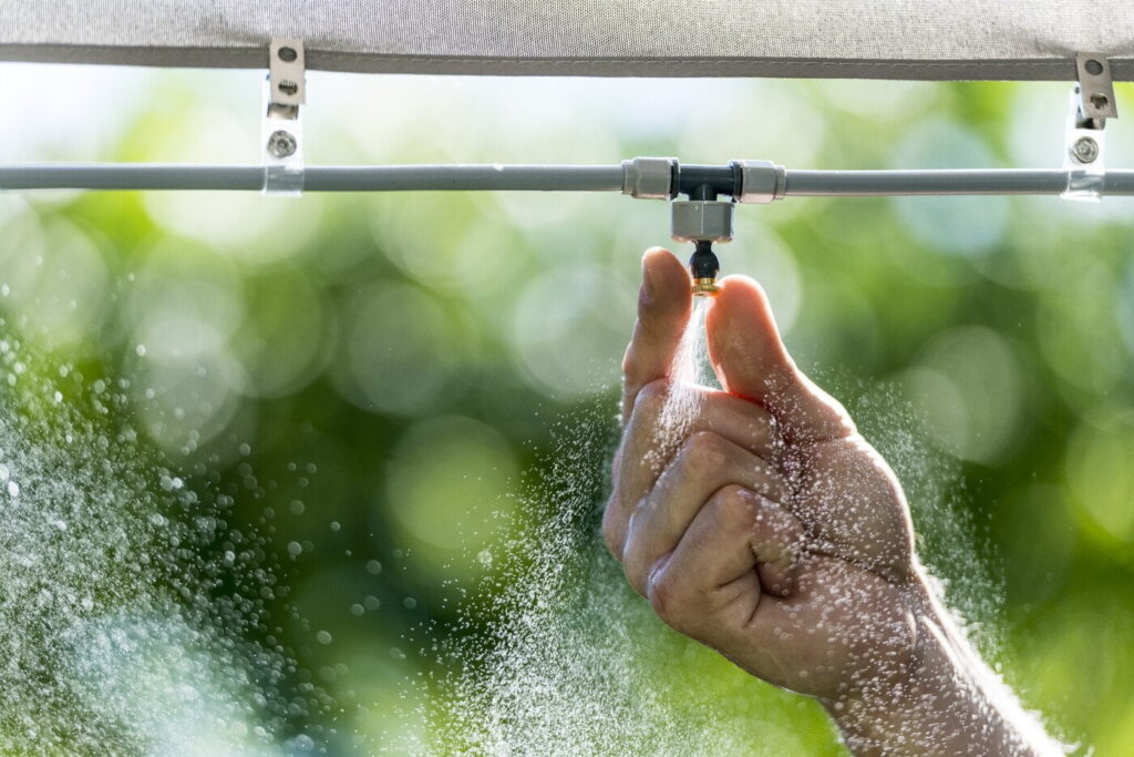 Lắp đặt hệ thống phun sương với đầu béc phù hợp sẽ giúp tiết kiệm nước