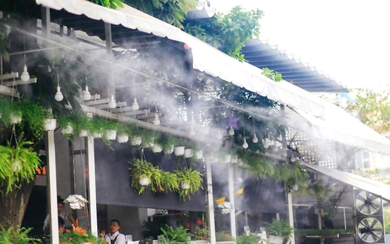 Máy phun sương được lắp đặt cho các quán cafe