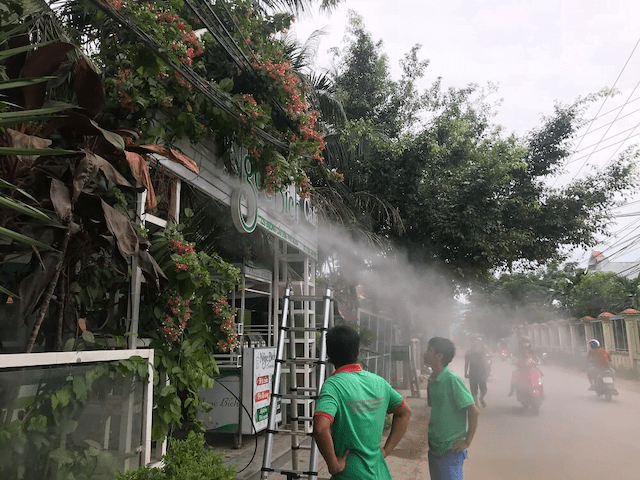Máy phun sương được lắp đặt trước quán cafe