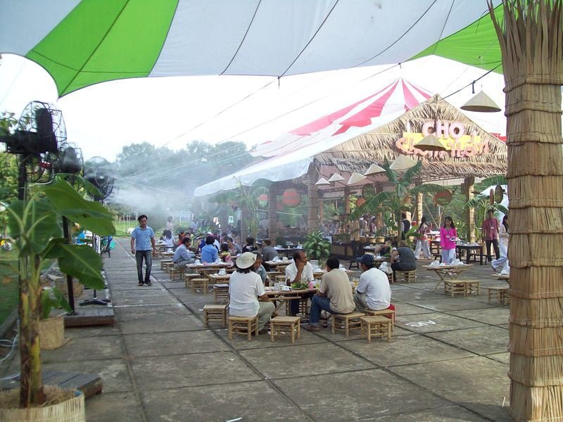 Máy phun sương tạo ẩm cho quán ăn ngoài trời