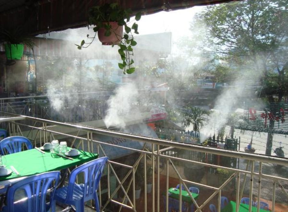 Một hệ thống phun sương sử dụng ở quán cà phê