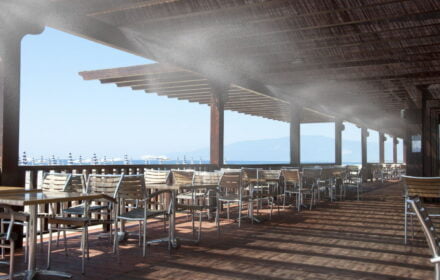 Lắp đặt máy phun sương ở nhà hàng vừa làm mát hiệu quả mà còn rất tiết kiệm điện và nước.