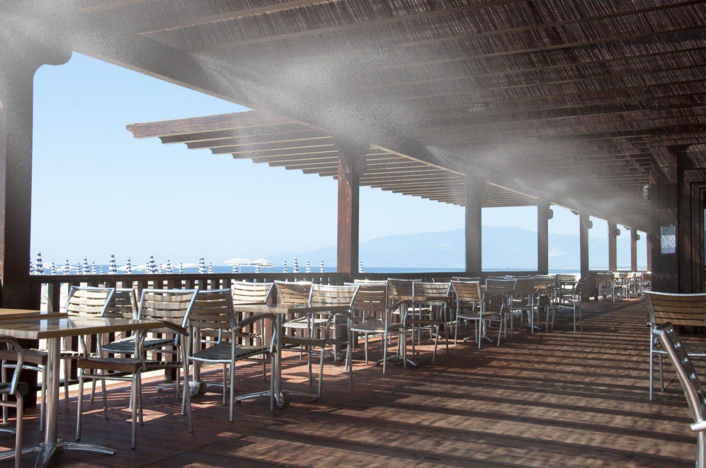 Lắp đặt máy phun sương ở nhà hàng vừa làm mát hiệu quả mà còn rất tiết kiệm điện và nước.